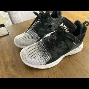 APL Women’s Ascend sneakers size 7
